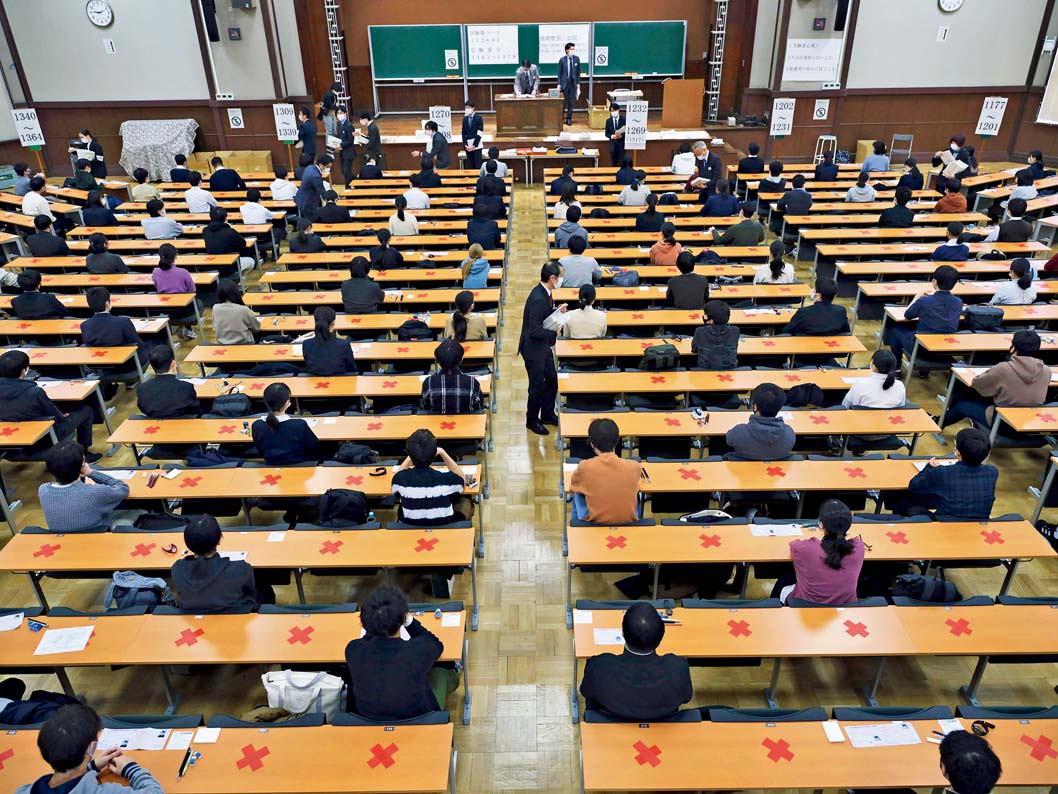 1月16日,在日本东京,学生在保持社交距离前提下参加大学入学考试
