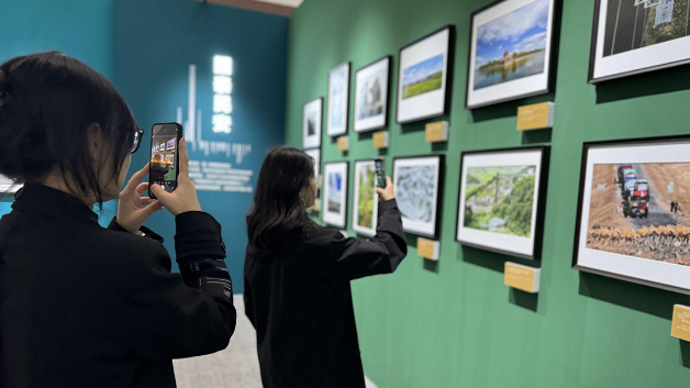 “新华社进校园”——山东大学师生走进“国社之镜·世纪光影”新闻摄影展