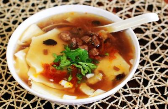 凌源豆腐脑始于清末民初,是凌源传统风味小吃之一