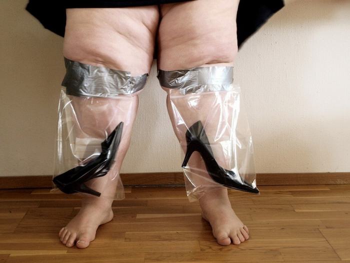 芬蘭肥胖藝術家拍搞笑照片博眾人一笑【圖】