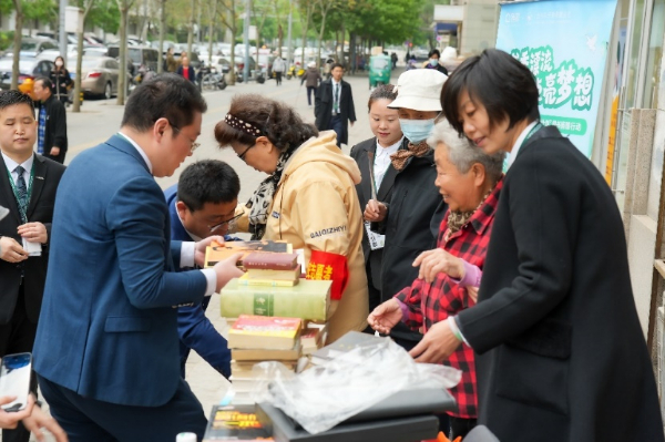 世界读书日 北京链家全市门店发起图书捐赠行动