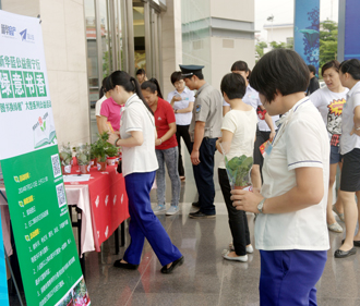 市民有序排队进行图书置换