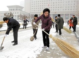 今年流行“领导扫大街”？