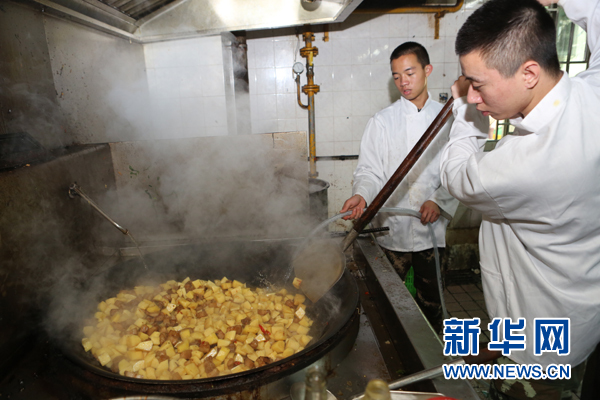 广东边防六支队组织炊事员轮岗交流学习推进警营饮食文化建设