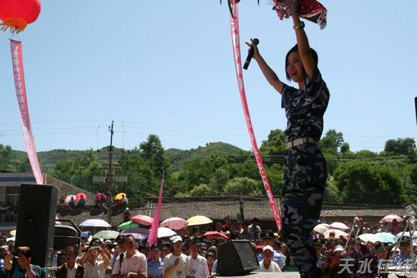 歌手姚贝娜昔日身着军装照