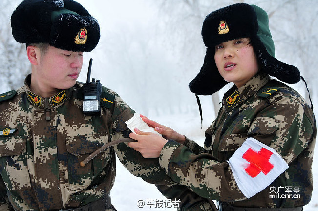 高清边防女兵零下16野外拉练雪地吃饼睫毛结霜