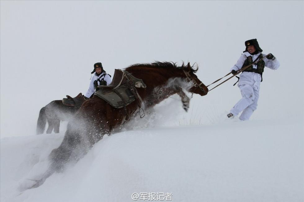 组图边防战士骑马在25雪地中巡边