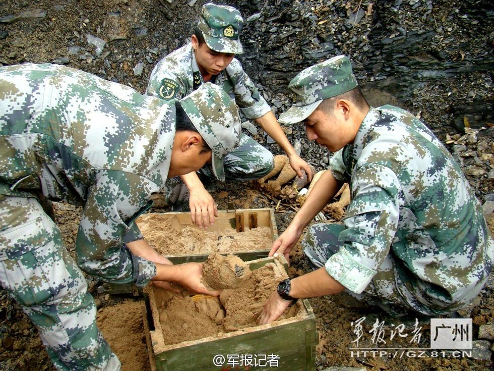 走近解放军排雷战士排雷前都写好遗书