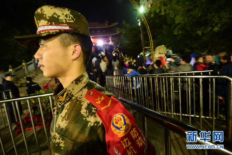 边防官兵叠人墙跨年护卫香客烧香祈福