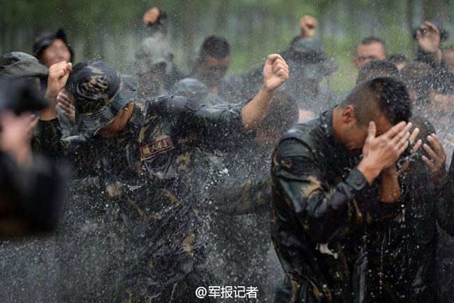 雷神突击队南美洲密林深处秀肌肉