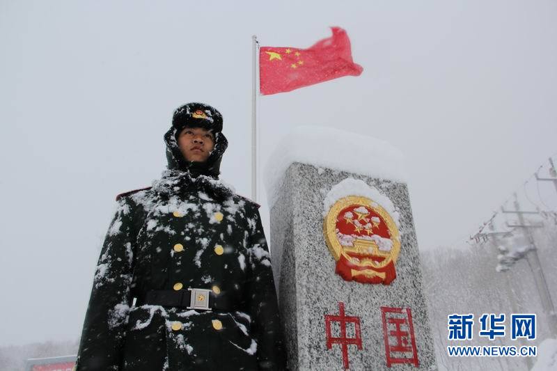 吉林珲春降暴雪边防战士坚守国门