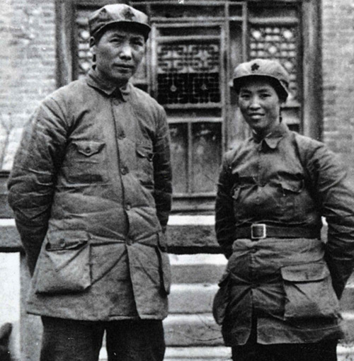 贺子珍，1934年10月参加中央红军长征。后在贵州境内遭遇敌机轰炸身负重伤，乘担架随军转战。