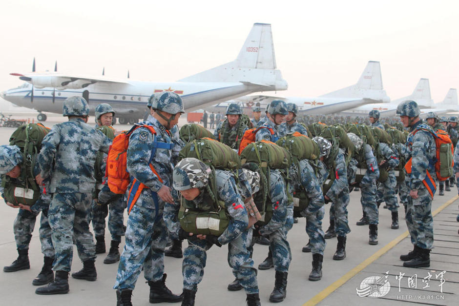 组图解放军空降兵举行大型空降演习