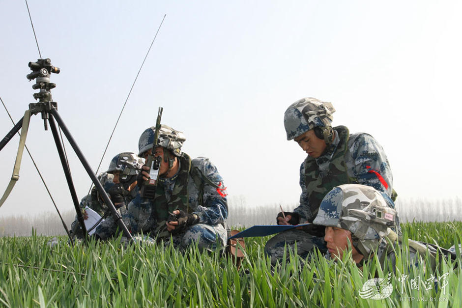 组图解放军空降兵举行大型空降演习