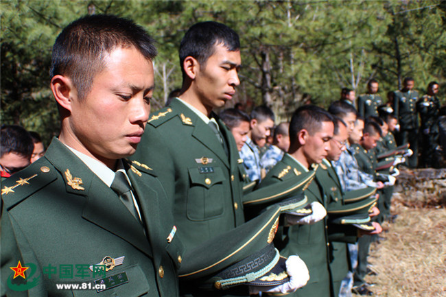 西藏亚东边检站官兵与驻地友邻部队向革命先烈默哀.