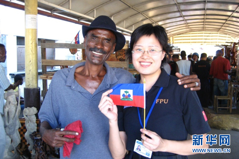 汤筱晶(右一)与海地人民的合照
