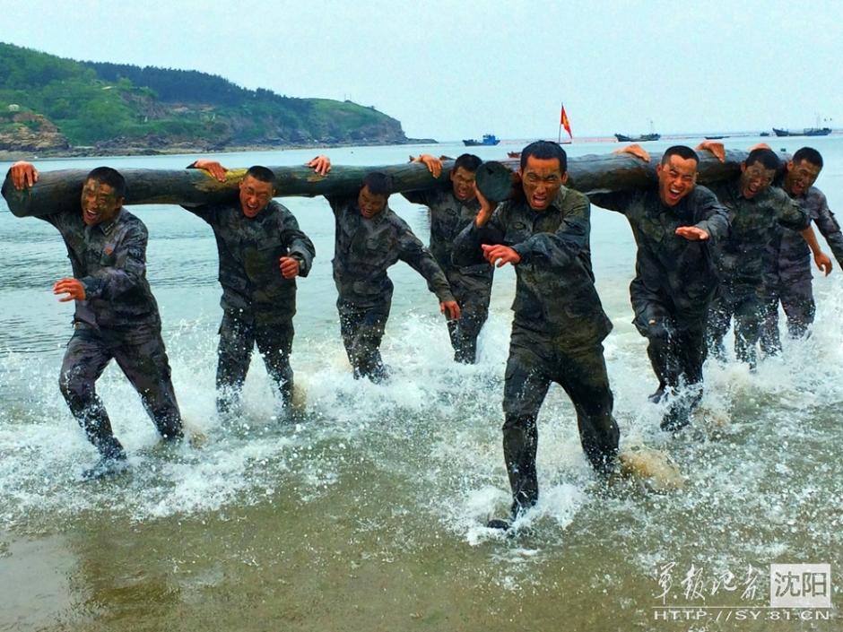 攻防战术演练,从严从难设置演练内容,锤炼海防官兵能打能防的过硬本领