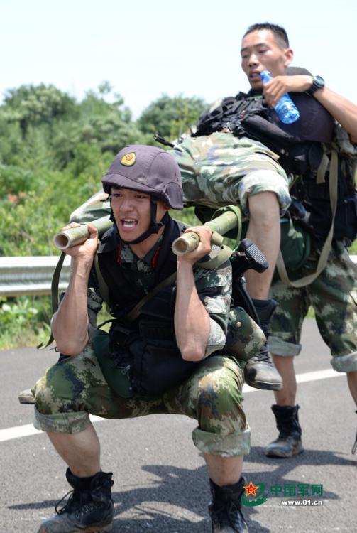 组图湖南武警魔鬼周锤炼肌肉男钻火圈