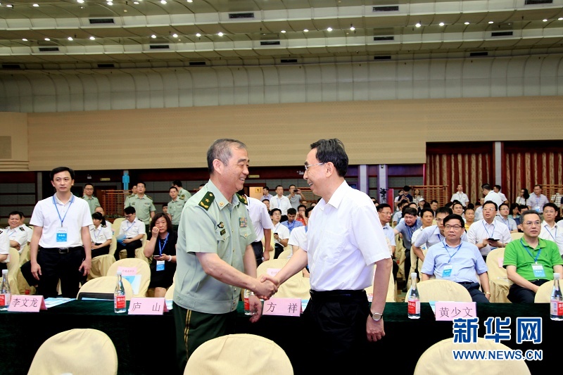 广东省委副书记,省长朱小丹与广东边防总队总队长陈怀树亲切握手
