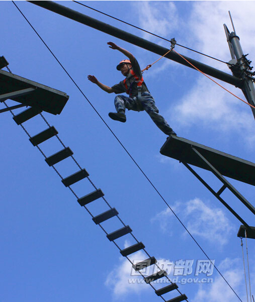 中国空降兵学员练胆:高空吊索飞越断桥