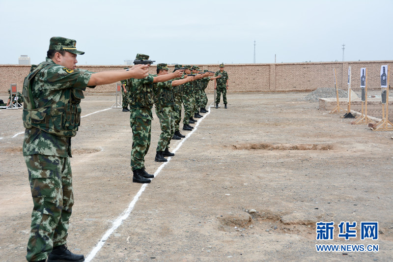 新疆哈密边防官兵开展实弹射击训练