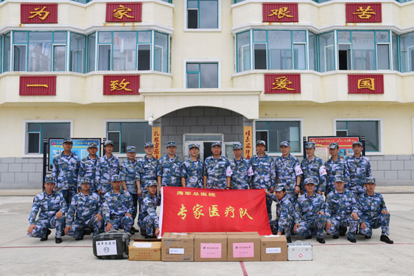 深入珲春市东北边陲雪岱山雷达阵地等海军基层部队,把健康送到官兵家