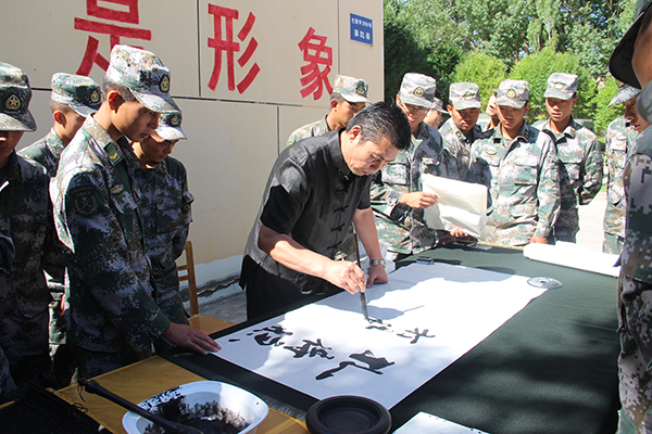 老兵书法家到边防开展慰问活动