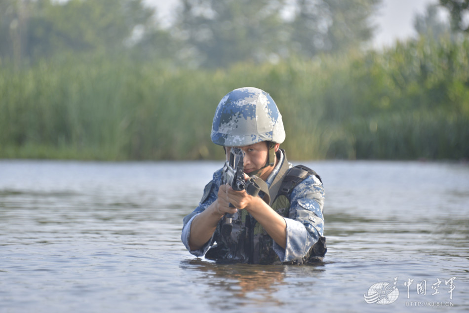 我军空降侦察兵训练奇特攀绳射击难度有点高