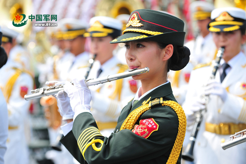 百名女兵全部来自一线战斗岗位   "此次阅兵演奏还有百名女兵演奏