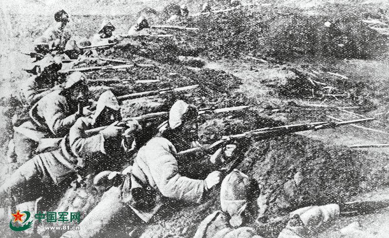 抗联战士在伏击敌人.在敌人重兵围剿下,1940年抗联根据地严重缩小.