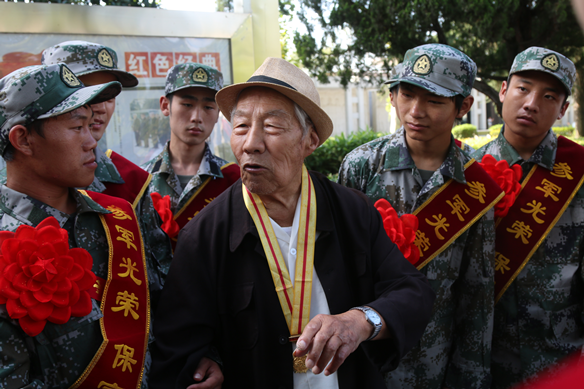 抗日老战士练荣生讲述自己抗战经历.林清华摄