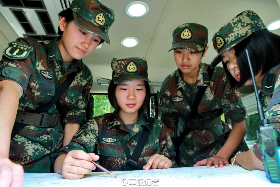 二炮风云气象女兵野外训练场靓丽风景