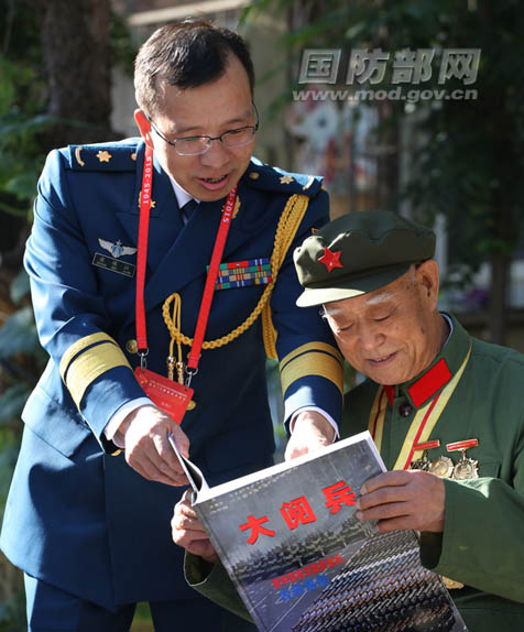 9月3日,张伟江(左)保障抗战老兵李燕军参加抗战胜利纪念招待会.