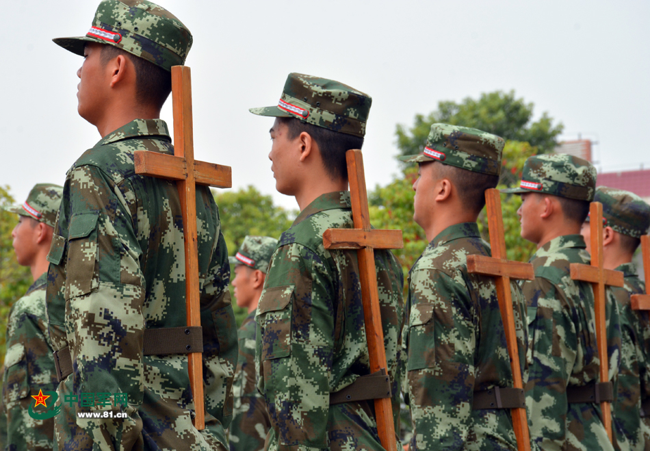 武警95后新兵训练身背十字架练习军姿