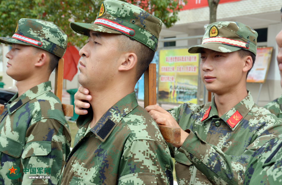 武警95后新兵训练身背十字架练习军姿