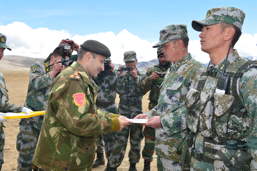 中印边防部队举行首次人道主义联合救援行动演练