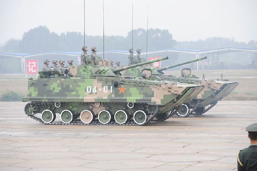 振国神器:zbd04式履带式步兵战车