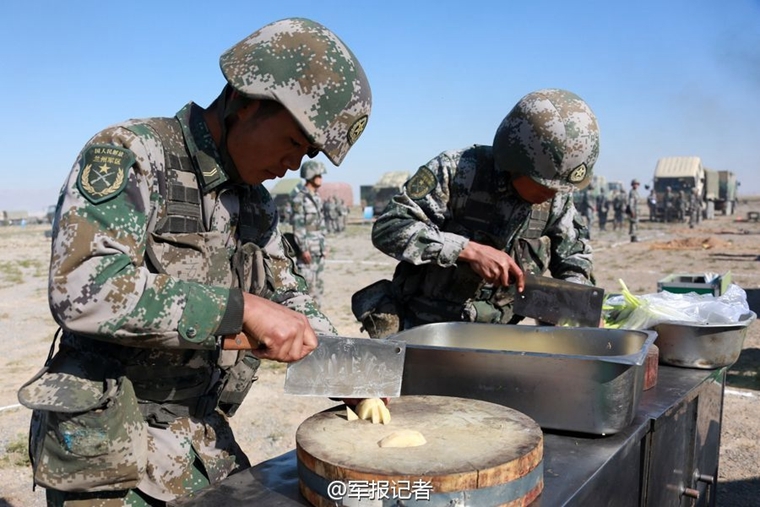 驻高原部队后勤大比武 炊事员手艺高超