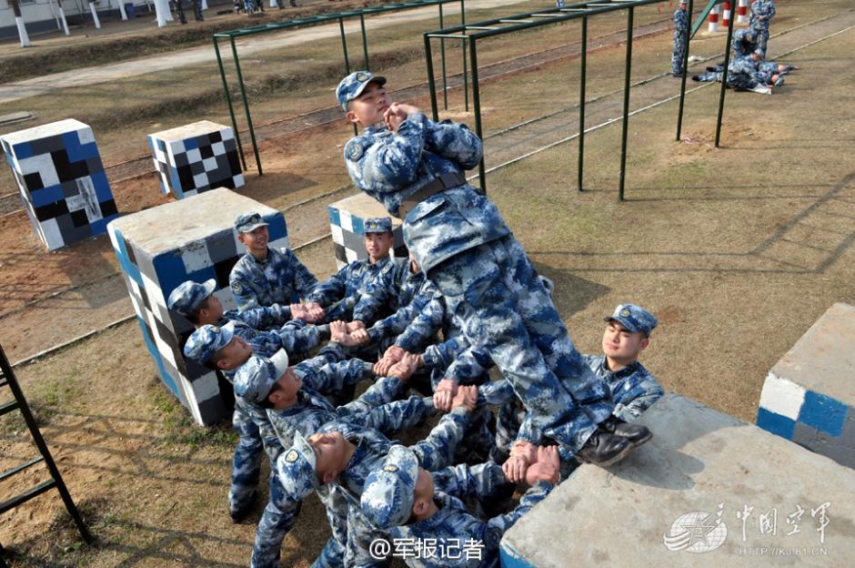 空降兵全地形车武装突击战士爬过泥潭图