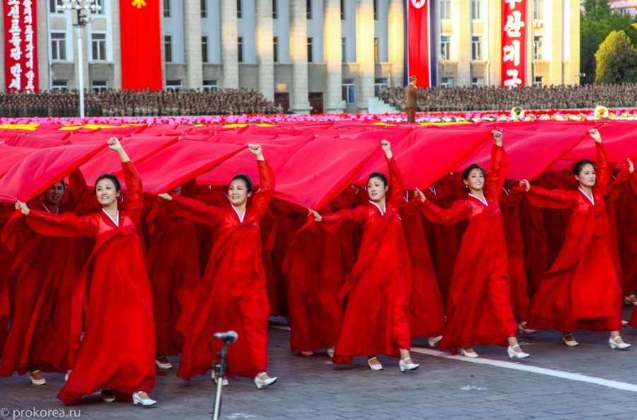 近看朝鲜阅兵式上的女性面孔:女兵走正步气势