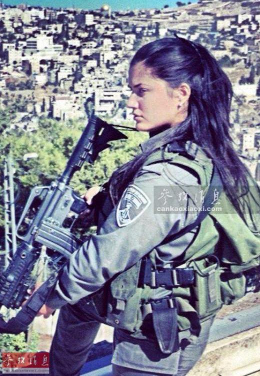 以色列高颜值女兵背枪不怕裸倒挂炮管玩