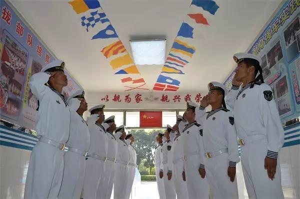 海军军校女生在宿舍练瑜伽