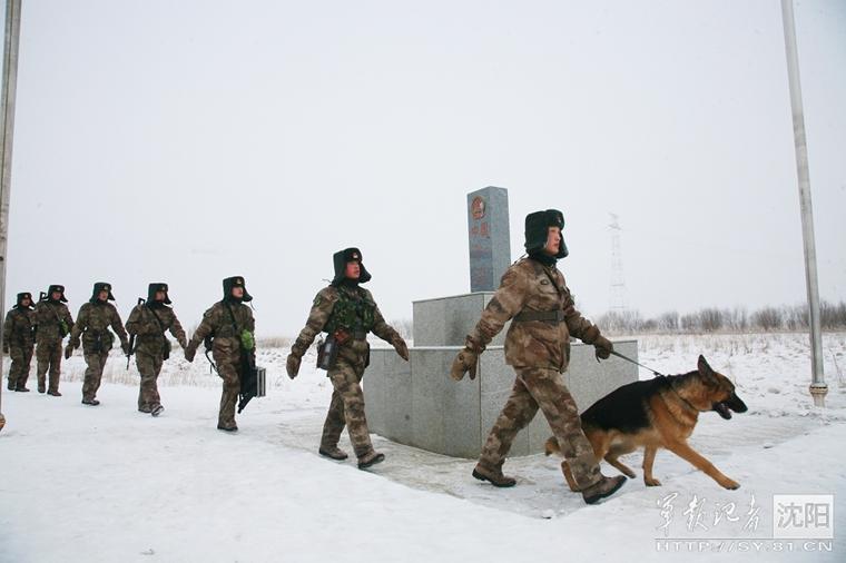 驻黑瞎子岛官兵乘雪地摩托巡逻中俄边境