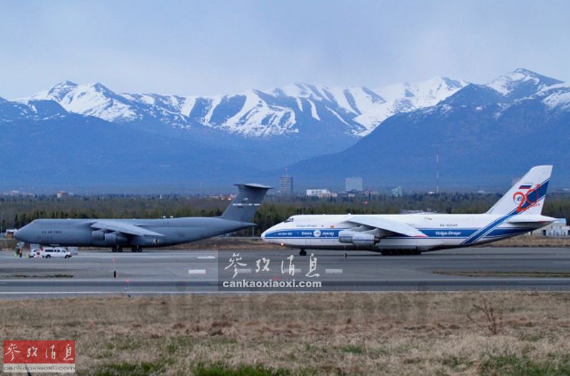 Antonov Airlines Transports 5 Helicopters On The AN-124-100 - タイヤ