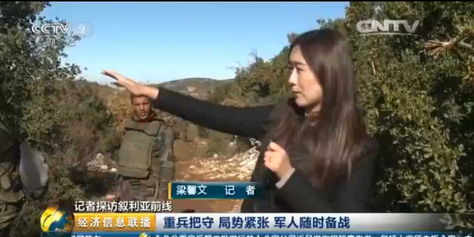 女记者深入叙战区前线穿防弹衣戴头盔采访图