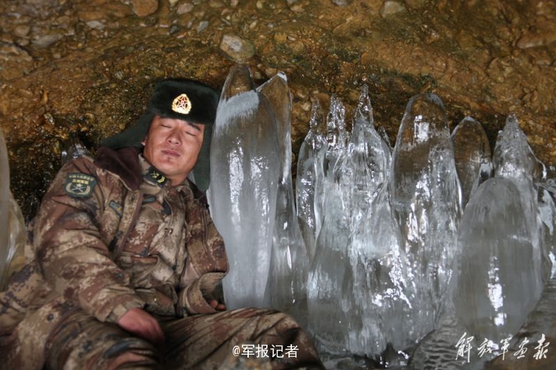 冰天雪地里的坚守西藏边防战士倚着冰柱睡着