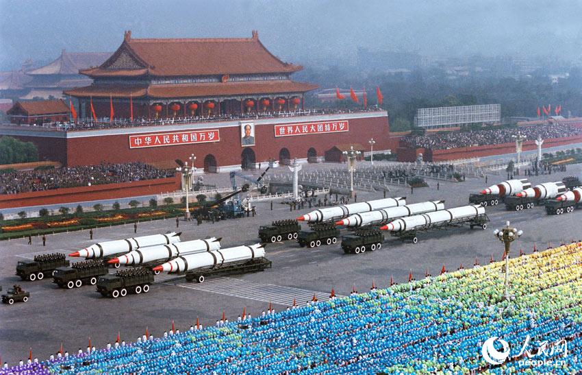 1984年国庆阅兵,战略导弹方队经过天安门广场.胥志成摄