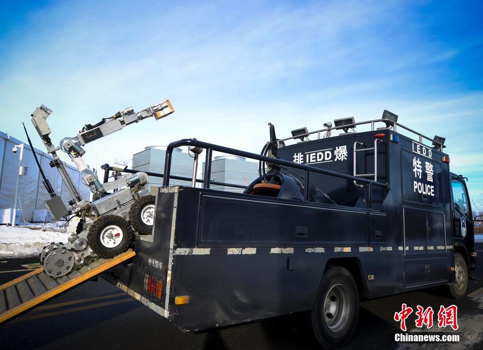 新疆特警队雪地反恐排爆机器人亮相