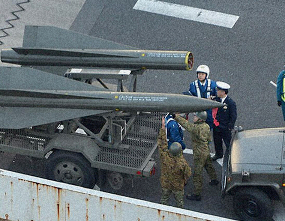 弄啥嘞!日本防空导弹大街上掉落弹头 市民拍照