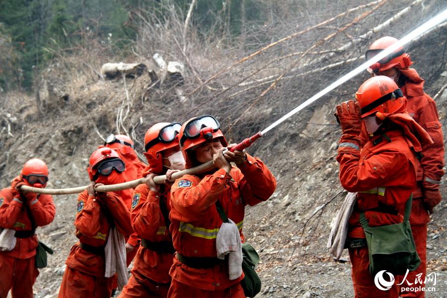 武警甘肃森林总队全力扑救迭部森林火灾(图)